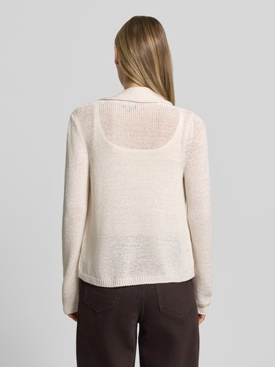 Frauenmodel trägt Regular Fit Cardigan in Strick-Optik von monari in Creme mit Schalkragen und elastischen Abschlüssen, Ganzkörperansicht Rückansicht.