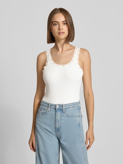 Vrouwenmodel draagt witte slim fit body van katoenmix model 'VINI' van ONLY, Dames body, lichte jeans, voorkant bovenlichaam