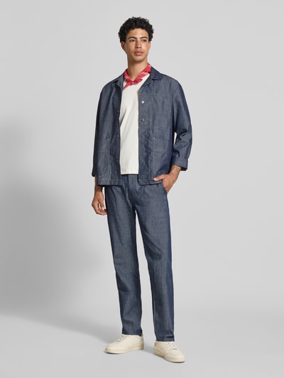 Männermodel trägt Tapered Chino in Denim-Optik Modell 'Morry' van G-Star Raw, puur katoen, tapered fit, denimlook, achterzakken, ganzkörperansicht von vorne