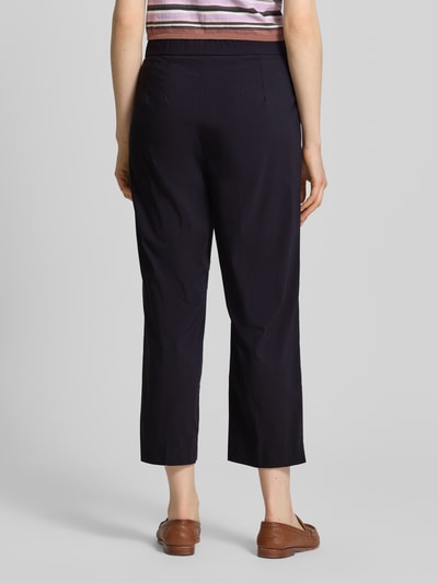 Frauenmodel trägt schwarze Hose aus Viskose-Mix mit Stretch-Anteil von STEHMANN, elastischer Bund, verkürzte Passform, Ganzkörperansicht Rückansicht. Modell 'FENJA2', Bundweite bei Größe 36: 40 cm, Innenbeinlänge bei Größe 36: 66 cm.