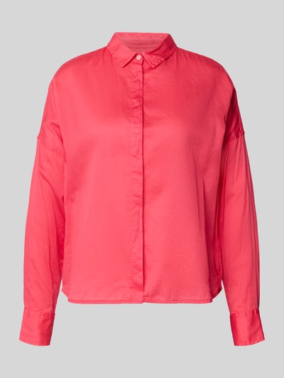 Frauenmodel trägt Regular Fit Bluse mit verdeckter Knopfleiste Modell 'SANDY' von 0039 Italy, reine Baumwolle, Vorderansicht Oberkörper.