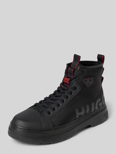 Produktfoto, High Top Sneaker im Wanderschuh-Stil Modell 'URIAN' von HUGO, unifarben Schwarz mit Label Print, runde Schuhspitze, flache Absatzform, strukturierte Sohle, Ziernähte und Schnürung