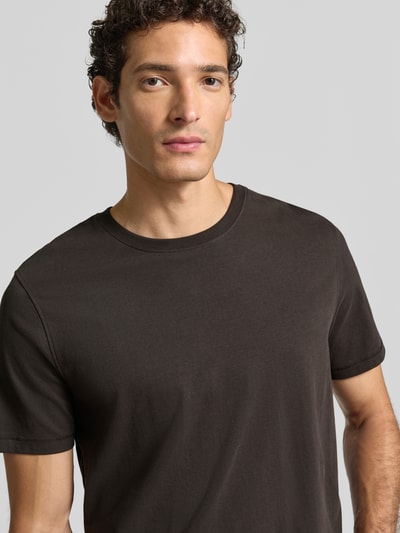 Männermodel trägt T-Shirt mit Rundhalsausschnitt Modell 'CIDANI' von CINQUE aus reiner Baumwolle, gerade geschnitten, Nahaufnahme Oberkörper.
