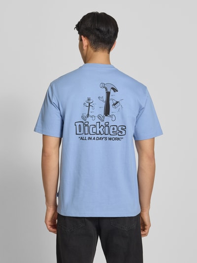 Männermodel trägt Herren T-Shirt mit Label-Print Modell 'FAIRLAWN' von Dickies in Hellblau aus Reine Baumwolle, Regular-Fit, Rückenlänge 72 cm, Ganzkörperansicht Rückansicht.