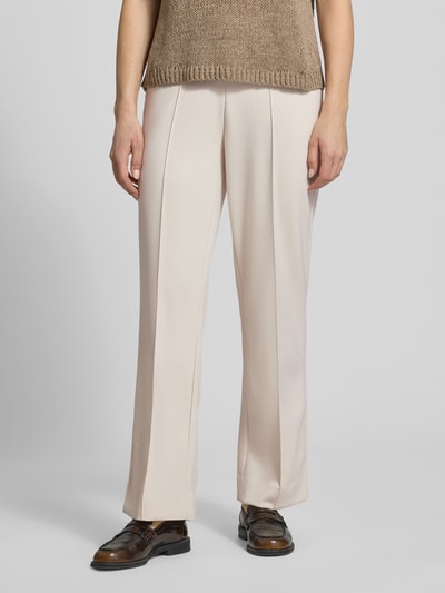 Frauenmodel trägt Wide Fit Stoffhose mit Viskose-Anteil Modell 'Lurex' von monari in Beige mit elastischem Bund, Eingrifftaschen, Ganzkörperansicht von vorne.