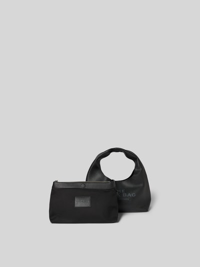 Produktfoto, Shoulder Bag aus echtem Rindsleder von Marc Jacobs in Schwarz mit Hauptfach, Magnetverschluss, Logo-Detail, herausnehmbare Innentasche mit Reißverschluss, Maße 42 cm Breite, 23 cm Länge, 20 cm Tiefe, glatte Textur.
