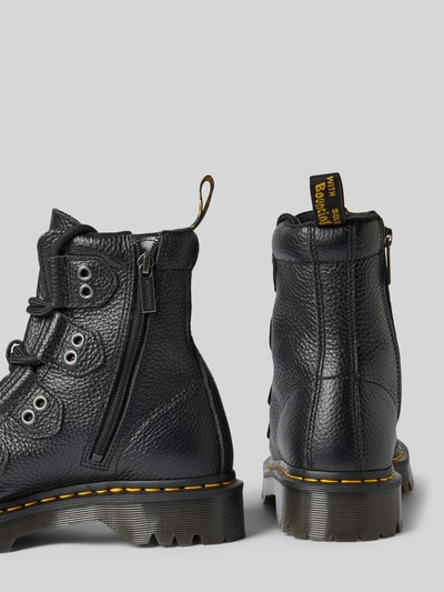 Produktfoto, botki sznurowane 'Schnürboots aus echtem Leder' od Dr. Martens z fakturowanym wzorem, obszycie nitami, szwy w kontrastowym kolorze, detal z logo, profilowana podeszwa, naturalna skóra, zaokrąglony kształt, wiązanie, boczny zamek błyskawiczny, wysokość obcasa w rozmiarze 40: 5 cm, wysokość cholewki w rozmiarze 40: 17 cm, szerokość cholewki w rozmiarze 40: 10 cm