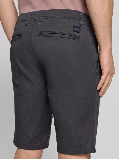Männermodel trägt Slim Fit Chinoshorts aus Baumwoll-Mix von Tom Tailor, Optik:Allover-Muster, feines Webmuster, Twill, Ganzkörperansicht Rückansicht.