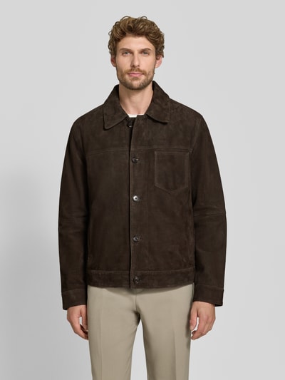 Männermodel trägt Regular Fit Jacke aus echtem Lammleder Modell 'FLINT' von Strellson, Herren Leder- / Kunstlederjacke, Dunkelbraun, Ganzkörperansicht von vorne
