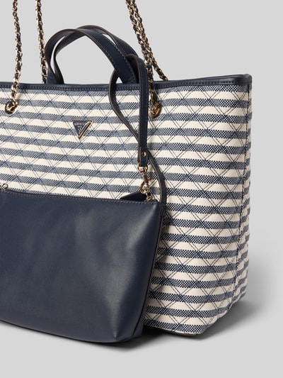 Produktfoto, Tote Bag mit Viskose-Anteil Modell 'GIULLY' von Guess in Blau-Weiß mit Ketten-Optik, Logo-Detail, Material-Mix, herausnehmbare Tasche mit Reißverschluss, Hauptfach mit Magnetverschluss, Breite 54 cm, Länge 31 cm, Tiefe 18 cm, Schulterriemen 76 cm.