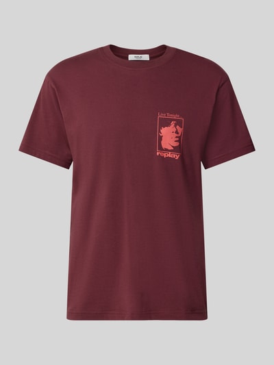 Produktfoto, T-Shirt mit Motiv-Print und Rundhalsausschnitt von Replay in dunklem Rot, reine Baumwolle, Regular Fit, Motiv-Print vorne