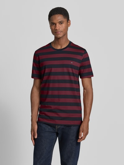 Männermodel trägt Regular Fit T-Shirt mit Logo-Stitching von Christian Berg Men, Reine Baumwolle, Rundhalsausschnitt, Rückenlänge 70 cm, Ganzkörperansicht von vorne.