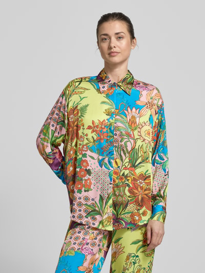 Frauenmodel trägt Relaxed Fit Hemdbluse aus reiner Viskose von Liu Jo White mit floralem Allover-Print in bunten Farben, Ganzkörperansicht von vorne.