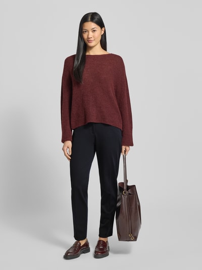 Vrouwenmodel draagt Hose met elastische tailleband en persplooien model 'MARON' van Brax, mix van materialen met viscose, verkorte pasvorm, zwarte broek, volledige lichaamsvoorzijde.