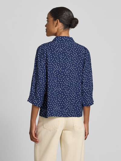 Frauenmodel trägt Regular Fit Bluse aus Viskose mit 3/4-Arm Modell 'Bono' von LOLLYS LAUNDRY in Dunkelblau mit weißem Allover-Look, Hemdblusenkragen und Knopfleiste, Rückenlänge 60 cm, Ärmellänge 45 cm, Ganzkörperansicht Rückansicht.