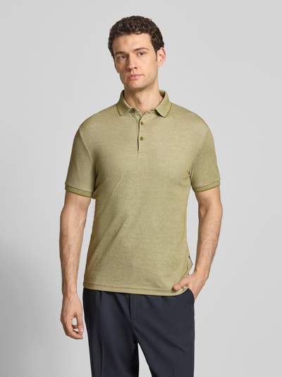 Männermodel trägt Slim Fit Poloshirt mit Label-Detail von HECHTER PARIS in hellem Grün, Baumwollmischung, Polokragen, Nahaufnahme Oberkörper.