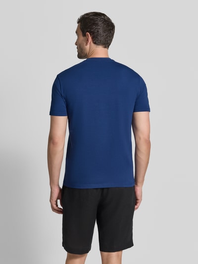 Męski model nosi Extra Slim Fit T-Shirt mit Rundhalsausschnitt von Armani Exchange, gładki niebieski, Długość tyłu w rozmiarze M: 70 cm, Ganzkörperansicht Rückansicht