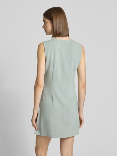 Frauenmodel trägt tailliertes Freizeitkleid aus Viskose-Leinen-Mix Modell 'SIESTA' von Only, unifarben, Mini-Länge, Ganzkörperansicht Rückansicht.