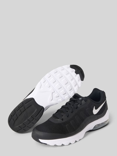 Produktfoto, Sneaker mit Logo-Print Modell 'Air Max Invigor' von Nike für Herren, abgerundete Passform, schwarze Struktur, weiße Sohle, Schnürverschluss, Absatzhöhe 4 cm, Schafthöhe 7 cm, Schaftweite 6 cm