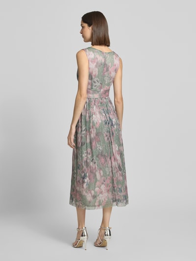 Frauenmodel trägt Cocktailkleid mit V-Ausschnitt von Swing mit taillierter Passform, Chiffon, Crinkle-Optik, florale Farben, Ganzkörperansicht Rückansicht.