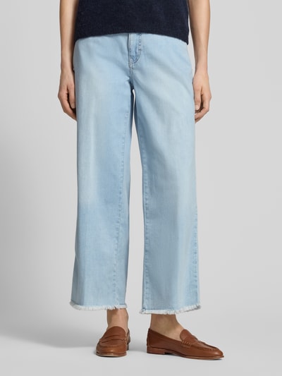 Kobiece modelka nosi Wide Fit Jeans-Culotte aus Baumwoll-Mix Modell 'DREAM' od MAC, mieszanka bawełny i modalu, krój wide fit, 5 kieszeni, skrócona długość, wykończenie frędzlami, jasnoniebieski denim, naszywka z logo z tyłu, szerokość w rozmiarze 36: 39 cm, długość wewnętrzna nogawki w rozmiarze 36: 68 cm, ujęcie: z przodu, od pasa w dół