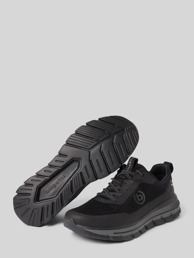 Produktfoto, Sneaker mit Logo-Detail Modell 'Advance' von bugatti, czarny kolor, zaokrąglony krój, profilowana podeszwa, wysokość obcasa w rozmiarze 44: 5 cm, wysokość cholewki w rozmiarze 44: 7 cm, szerokość w rozmiarze 44: 10 cm