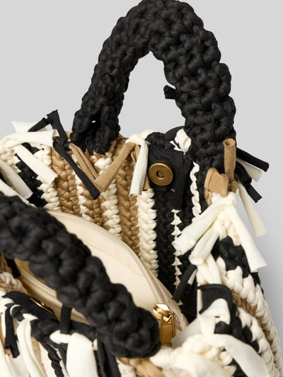 Produktfoto, strukturierte Handtasche mit Tragehenkel Modell 'Soothe' von Barts aus Baumwolle, Magnetverschluss, beige, schwarz, weiß.