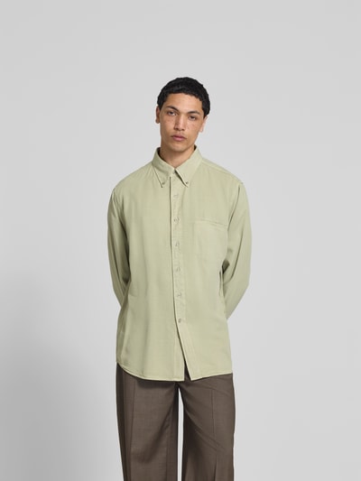 Männermodel trägt Freizeithemd aus reinem Lyocell von Filippa K in hellem Grün mit Brusttasche, Button-Down-Kragen, Relaxed-Fit, Langärmelig; Rückenlänge 72 cm, Schulterbreite 48 cm, Ärmellänge 70 cm, Ganzkörperansicht von vorne.