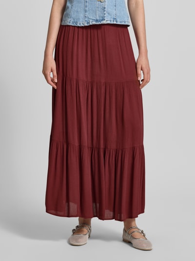 Vrouwenmodel draagt Ausgestellter Maxi-Rock aus reiner Viskose Modell 'MIKKA' van Only, effen, uitlopend, maxilengte, volants, kreuklook, zuiver viscose, Ganzkörperaanzicht van voren.