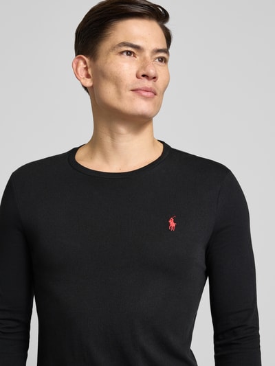 Mannenmodel draagt Custom Slim Fit Longsleeve met Label-Stitching van Polo Ralph Lauren, zwarte katoen, ronde hals, Nahaufnahme bovenlichaam.