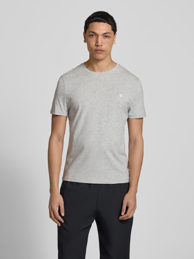 Männermodel trägt Basic Slim Fit T-Shirt mit Flock-Logo auf der Brust von REVIEW, Baumwoll-Viskose-Mix, Rundhalsausschnitt, Ganzkörperansicht von vorne.