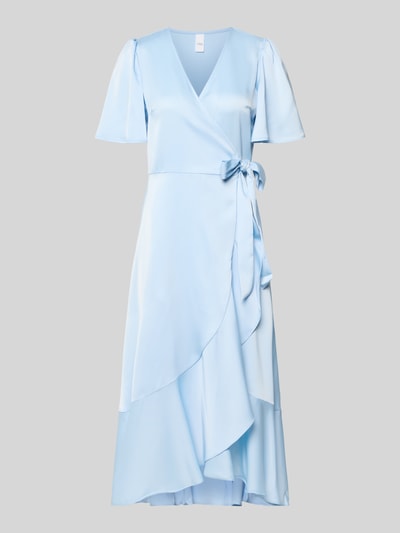 Produktfoto, Cocktailkleid mit Volantsaum Modell 'THEA' von YAS aus hellblauem Satin, Taillierter Schnitt, Midikleid, Wickel-Optik, V-Ausschnitt, Schmetterlingsärmel, Größe 36: Rückenlänge 120 cm, Brustweite 39 cm, Ärmellänge 27 cm.