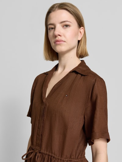 Vrouwenmodel draagt Ausgestelltes Freizeitkleid aus reinem Leinen van Tommy Hilfiger in effen kleuren met V-hals, overhemdkraag, korte mouw, minilengte, gestikt logo, materiaal linnen. Nahaufnahme Oberkörper.