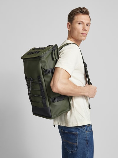 RAINS Rucksack in unifarbenem Design Oliv 1