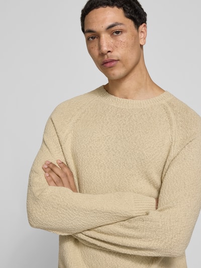 Männermodel trägt Regular Fit Pullover in Strick-Optik von Closed, beige, reine Baumwolle, Rundhalsausschnitt, Nahaufnahme Oberkörper.