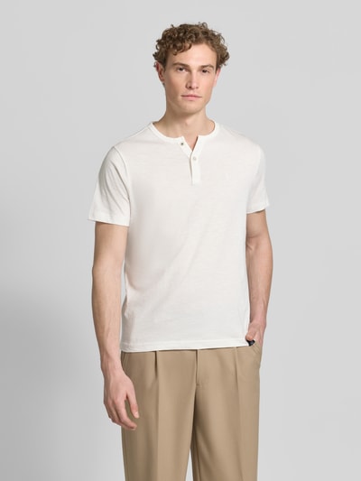 Männermodel trägt T-Shirt mit kurzer Knopfleiste von Lerros in Weiß, Reine Baumwolle, Gerader-Schnitt, Rundhalsausschnitt, Logo-Stitching, Rückenlänge bei Größe M 69 cm, Ganzkörperansicht von vorne.
