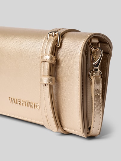 Produktfoto, Umhängetasche mit Label-Detail Modell 'EMBER' von VALENTINO BAGS, goldfarbene Struktur-Oberfläche, sichtbarer Magnetverschluss, verstellbarer Schultergurt, rechteckige Form, Detailaufnahme.