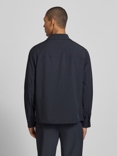 Männermodel trägt Blouson mit Kentkragen und Brusttasche von ARMANI EXCHANGE, Material-Mix mit Stretch-Anteil, Regular-Fit, Rückenlänge 66 cm, Ganzkörperansicht Rückansicht