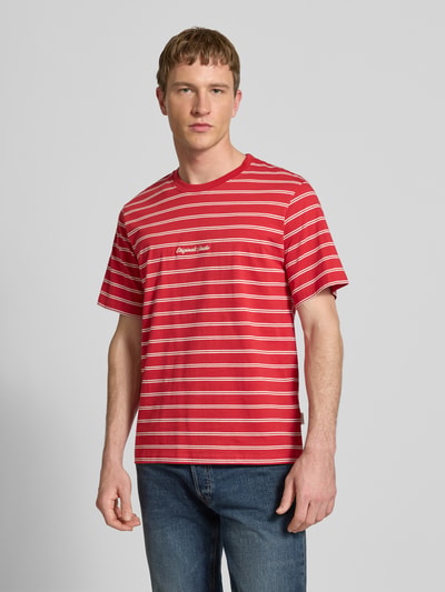 Männermodel trägt T-shirt met streepmotief en ronde hals, puur katoen, regular fit, stitching, ruglengte bij maat M 62 cm, T-shirt met Streifenmuster und Rundhalsausschnitt van JACK & JONES, Ganzkörperansicht van voren.