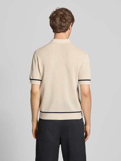 Männermodel trägt Slim Fit Strick-Poloshirt mit Label-Stitching von REVIEW in Beige mit Kontraststreifen, Viskose-Mix, Ganzkörperansicht Rückansicht.
