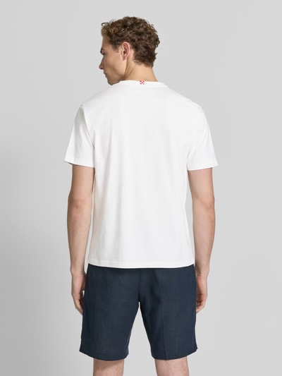 Männermodel trägt Herren T-Shirt mit Motiv-Print Modell 'DENVER' von MC2 Saint Barth in Weiß, Reine Baumwolle, Regular-Fit, Rückenlänge 68 cm, Ganzkörperansicht Rückansicht.