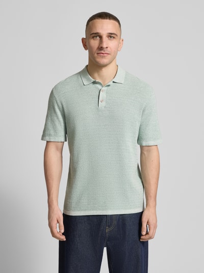 Männermodel trägt Regular Fit Poloshirt mit Strukturmuster Modell 'GEORGE' von Jack & Jones aus Baumwoll-Mix, Ganzkörperansicht von vorne.