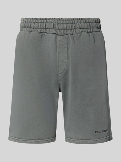 Produktfoto, szare szorty z mieszanki bawełny o kroju loose fit, elastyczny pas, wpuszczane kieszenie, wyhaftowane logo, Shorts mit elastischem Bund und Logo-Stitching od Pegador, szerokość w rozmiarze M 38 cm, długość wewnętrzna nogawki 23 cm.