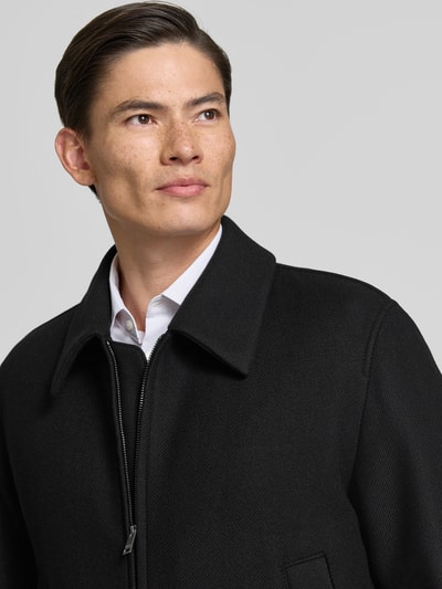 Mannelijk model draagt zwarte blouson met fijne structuur, Relaxed Fit Blouson aus Woll-Mix Modell 'H-Charly-264' van BOSS, Heren bomberjack, Nahaufnahme bovenlichaam