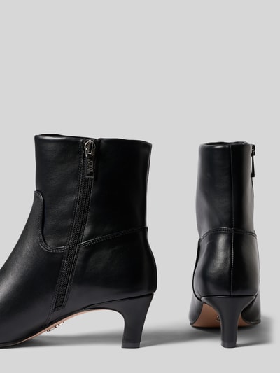 Produktfoto, zwarte Dames laarsje met naaldhak Model 'Davis' van Steve Madden, puntig model, ritssluiting aan de zijkant, gladde zool, hakhoogte maat 40: 6 cm, schachthoogte maat 40: 15 cm, schachtbreedte maat 40: 12 cm