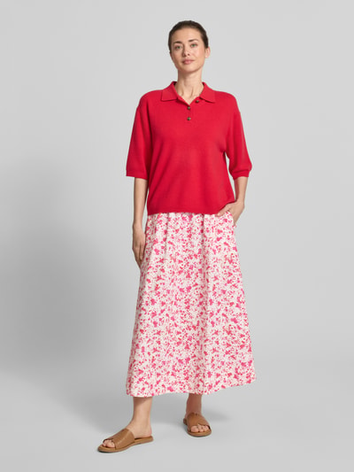 Vrouwenmodel draagt Glockenrock met elastische tailleband van YAS, A-lijn midirok met wijde zoom, wit-roze bloemenprint, volledige lichaamsvooraanzicht.