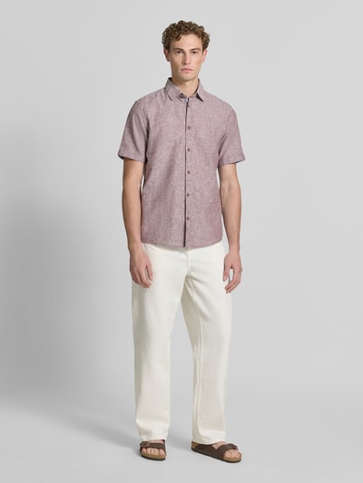 Männermodel trägt Regular Fit Freizeithemd aus Leinen-Baumwolle-Mix von Tom Tailor, Optik: Unifarben, Ganzkörperansicht von vorne.