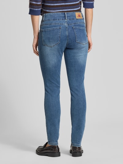 Frauenmodel trägt Slim Fit Jeans mit Viskose-Anteil im 5-Pocket-Design von Buena Vista, mittelblau, elastischer Baumwoll-Mix, Ganzkörperansicht Rückansicht.