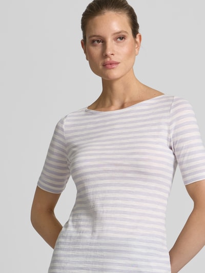Frauenmodel trägt Regular Fit T-Shirt aus reiner Baumwolle von Marc O’Polo mit Allover-Streifenmuster, Logo-Print, Nahaufnahme Oberkörper.