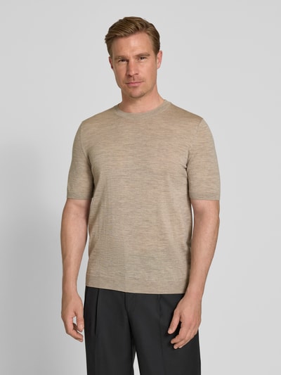 Mannelijk model draagt Strickshirt mit Rundhalsausschnitt van MAERZ Muenchen in slim fit, ribboorden, labeldetail, zandkleur, voorkant, borst tot heup, close-up.